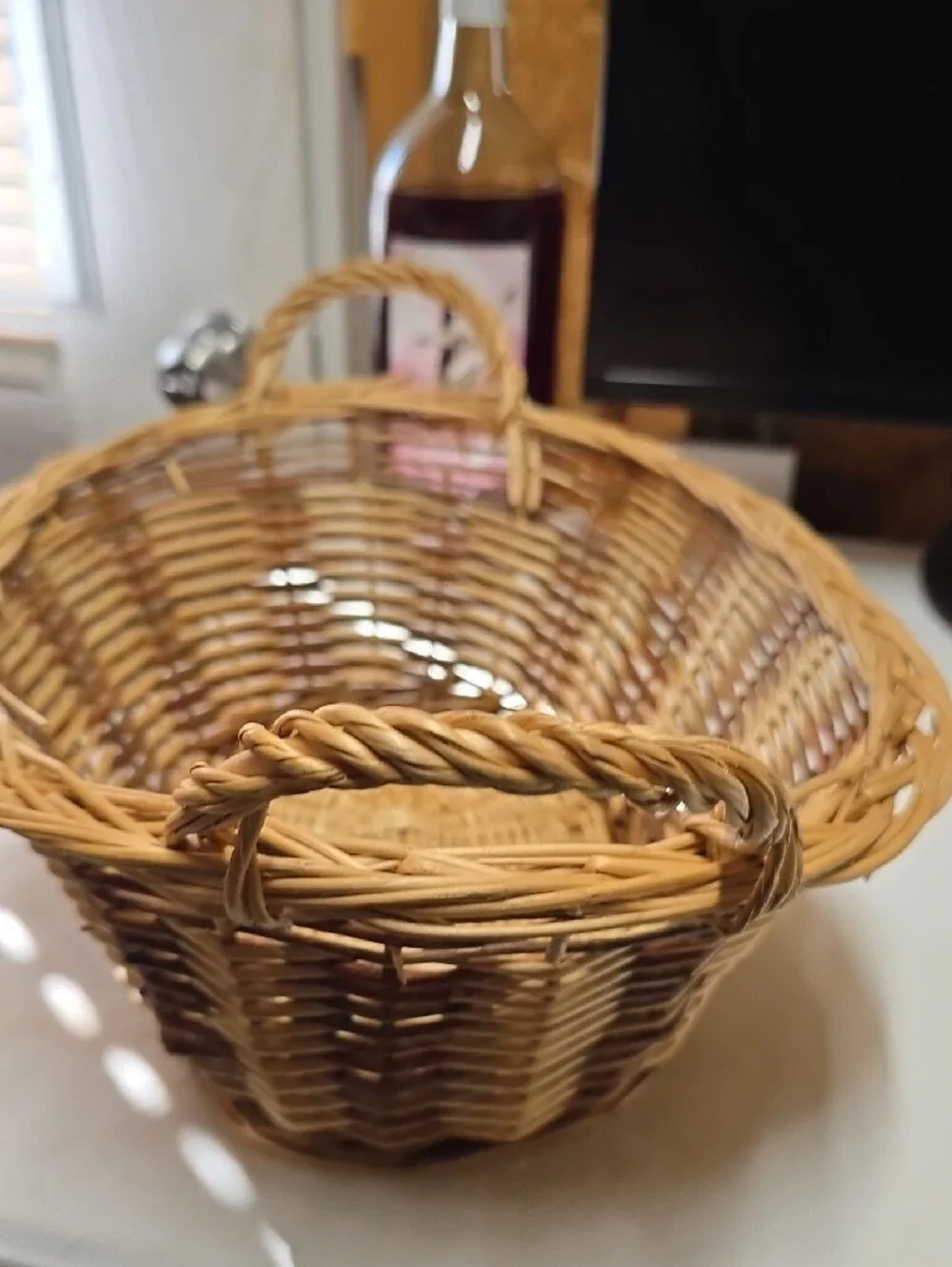 Vtg.Woven Rattan Serving Basket in Natural Brown - (226)